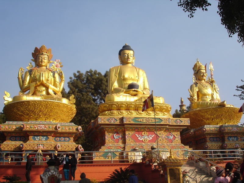 Nepal - Budas Avalokitesvara, Shakyamuni e Padmasambhava, perto de Swayambhunath